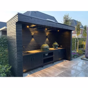 Außenküche mit Gasherd und Grill